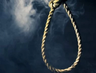 Σοκ στη Λαμία: 65χρονος απαγχονίστηκε με καλώδιο από πολύπριζο